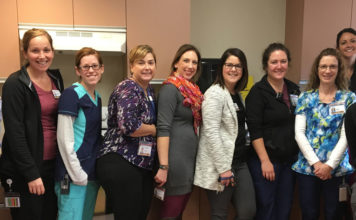 L’ergothérapie pour s’habiller, cuisiner, rouler et bien plus encore! une lignée de personnes souriantes