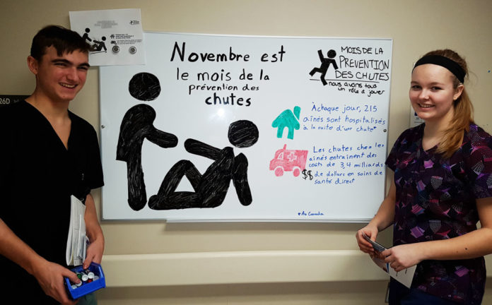 Deux adolecents avec un tableau blanc