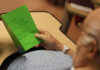 Homme qui lit une carte verte