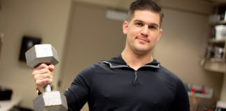 Des dîneurs qui ont la bougeotte Homme avec un poids