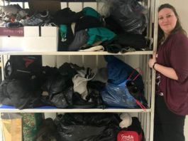 Femme avec des sacs de vêtements