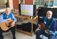 Deux hommes avec des guitares