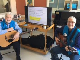 Deux hommes avec des guitares