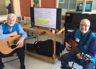 Deux hommes avec des guitares