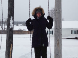 Femme debout sur une balançoire