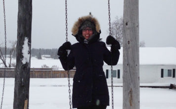 Francos du nord : là-haut, au pays des bébittes Femme debout sur une balançoire