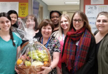 Femmes qui sourient avec un panier de fruits