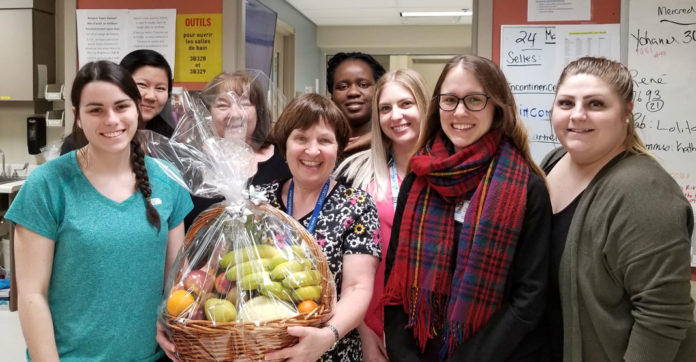 Femmes qui sourient avec un panier de fruits