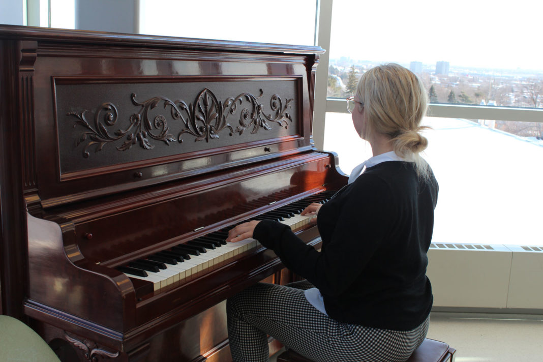 Une fille qui joue au piano