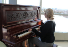 Une fille qui joue au piano