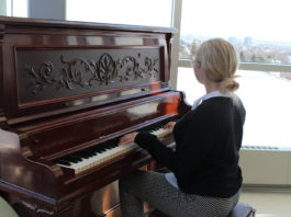 Une fille qui joue au piano