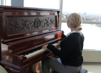 Un piano au 6C Une fille qui joue au piano
