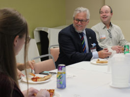 Deux hommes qui rient