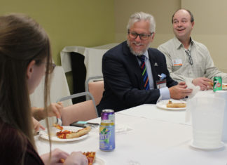Deux hommes qui rient