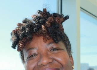 Femme bénévole souriante