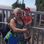 Maritimes-Jannick-Langlais-et-son-fils-à-Hopewell-Rocks