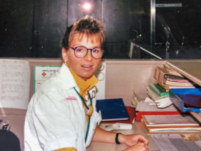 Une infirmière dans un bureau
