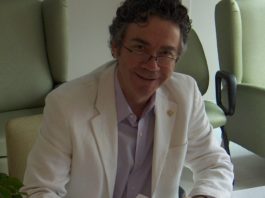 Homme souriant, vêtu d'un saraut blanc