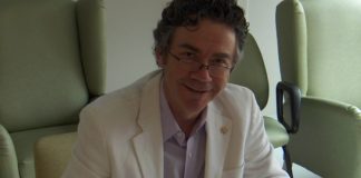 Homme souriant, vêtu d'un saraut blanc
