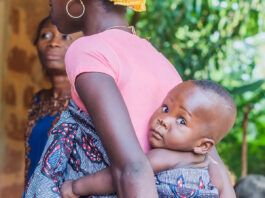 Mère portant son bébé