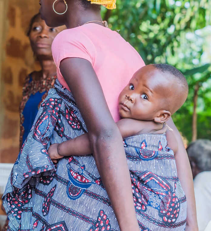 Mère portant son bébé