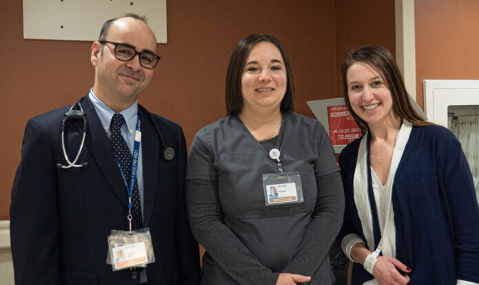 Dr Nassoh Hafez, Mélanie Lavictoire, technologue en échographie cardiaque, et Sophie Leduc, agente de projet à l’Hôpital Montfort et à l’Institut du Savoir Montfort, lors d’un tournage d’une vidéo (avant la pandémie) pour une des campagnes Choisir avec soin.