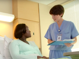 Infirmière blanche qui parle avec une femme noire