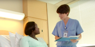 Infirmière blanche qui parle avec une femme noire