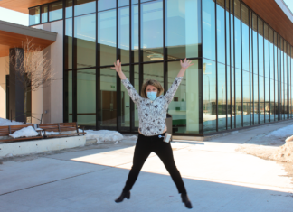femme qui saute devant un édifice