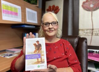 Femme blonde avec chandail rouge qui tient un pamphlet sur la retraite