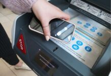 personne qui mets un téléphone dans une machine
