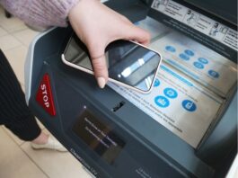 personne qui mets un téléphone dans une machine