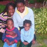 Jeune Mwali avec ses soeurs et son frère