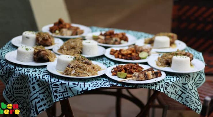 Plats de nourriture sur une table