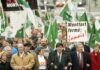 Un groupe de personnalités publiques marchent en tête d'une manifestation en faveur du mouvement SOS Montfort, en 1997.