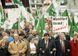 Un groupe de personnalités publiques marchent en tête d'une manifestation en faveur du mouvement SOS Montfort, en 1997.