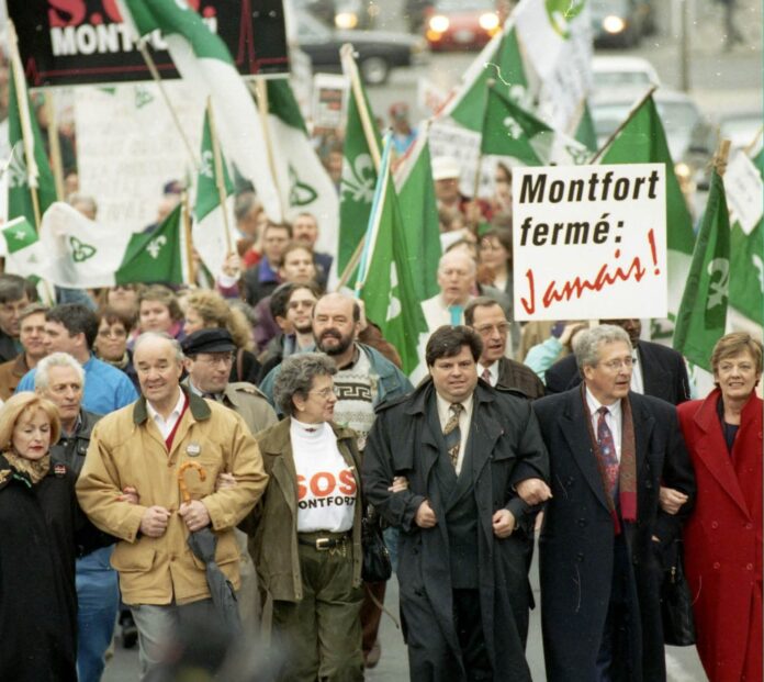 Un groupe de personnalités publiques marchent en tête d'une manifestation en faveur du mouvement SOS Montfort, en 1997.