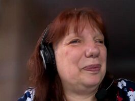 Femme souriante portant des écouteurs