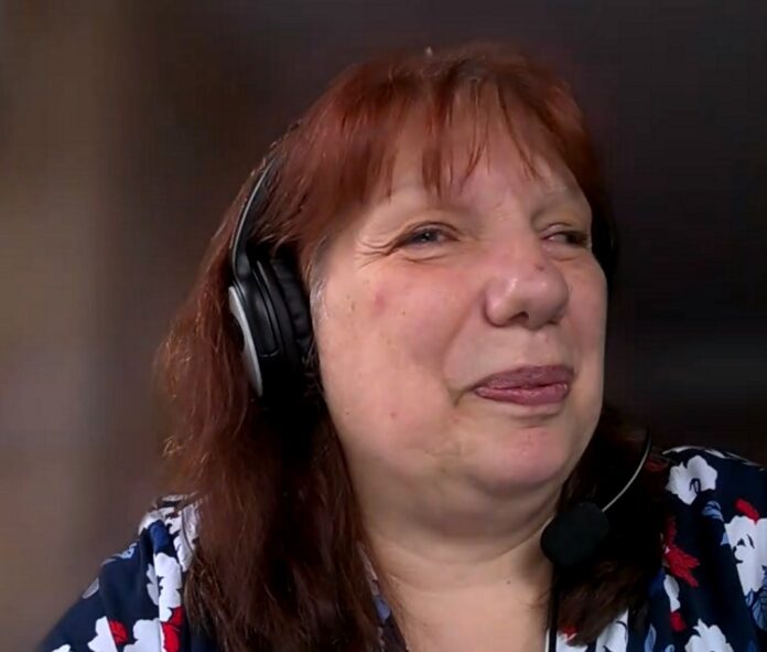 Luna Bengio en réunion avec le comité d'accessibilité Femme souriante portant des écouteurs