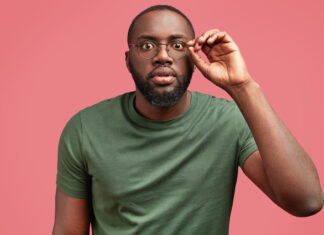 Une personne noire réagissant à un commentaire surprenant, dans le cadre d'une campagne contre le racisme