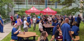 Une fête de la rentrée réussie ! Groupe d'employés de Montfort en train de manger dans la cour intérieure de l'hôpital