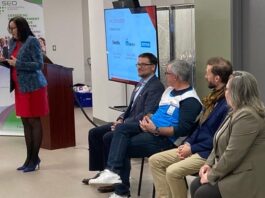 Groupe de personnes assistant à une présentation dans un bureau
