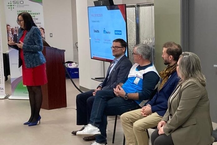 repenser le recrutement - Une Groupe de personnes assistant à une présentation dans un bureau