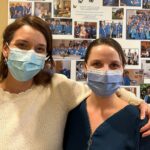Véronique et Audrey devant la murale des bénévoles_Une