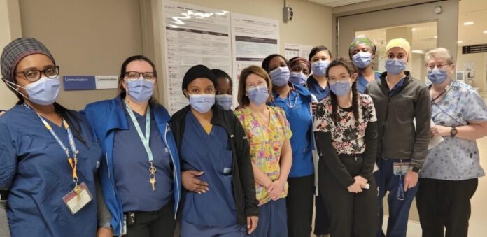 Groupe de membre du personnel médical dans un corridor