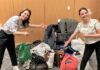 Véronique et Audrey montrent les dons de vêtements reçus
