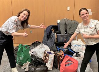 Véronique et Audrey montrent les dons de vêtements reçus