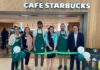 On procède à la coupure de ruban pour l'inauguration du café Starbucks