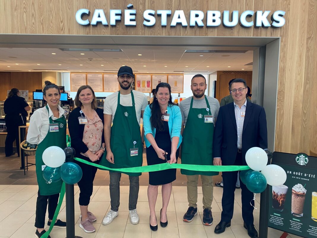 On procède à la coupure de ruban pour l'inauguration du café Starbucks