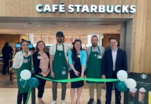 On procède à la coupure de ruban pour l'inauguration du café Starbucks